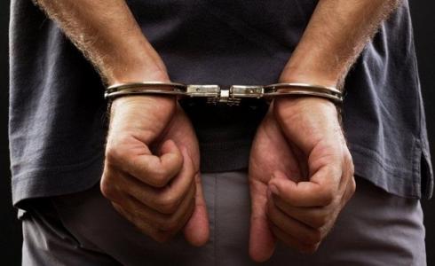 القبض على شخص