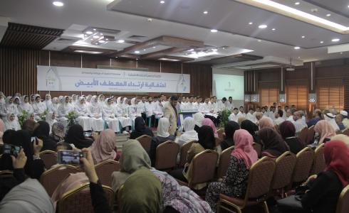 طلبة التمريض وعلوم الصحة بالكلية الجامعية للعلوم التطبيقية يؤدون قسم المهنة 