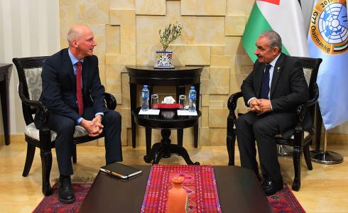 اشتيه لدى استقباله سفير سويسرا لدى فلسطين