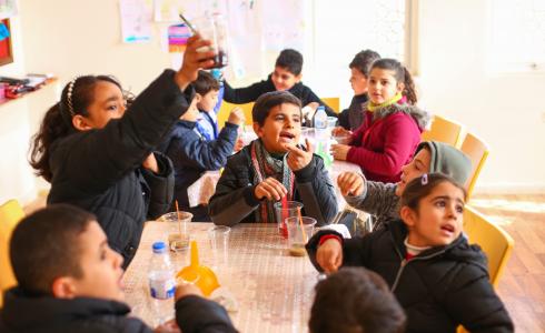 معرض النوى يفتتح دورةً تدريبيةً للأطفال بعنوان 'يلا نجرِّب'