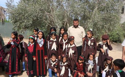 تربية الوسطى تشارك بموسم قطف الزيتون بمنطقة وادي السلقا   