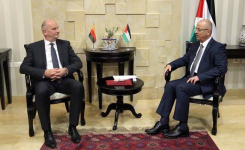  رئيس الوزراء د. رامي الحمد الله يستقبل في مكتبه برام الله رئيس مقاطعة براندنبورغ الفدرالية الألمانية ديتمار فويدكه