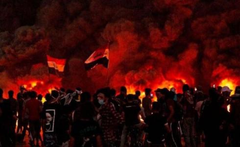 متظاهرون عراقيون يحرقون مقر البرلمان في محافظة البصرة