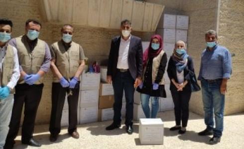 المركز الفلسطيني  يزود لجنة طوارئ بني نعيم بحقائب رعاية صحية