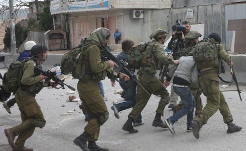قوات الاحتلال تعتقل مواطنا - أرشيفية