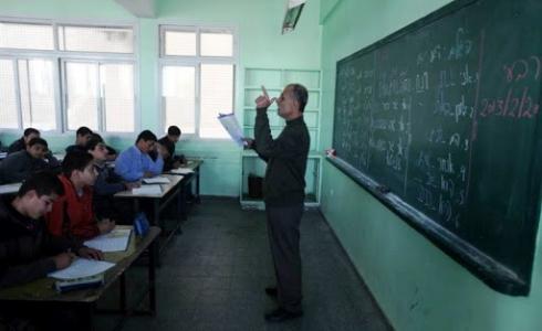 مدرس يلقي درسا في أحد مدارس غزة