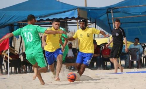 من مباراة شباب جباليا وجمعية الصلاح في دوري كرة القدم الشاطئية في غزة