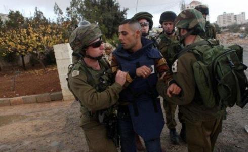 على دار علي وحوله جنود الاحتلال 