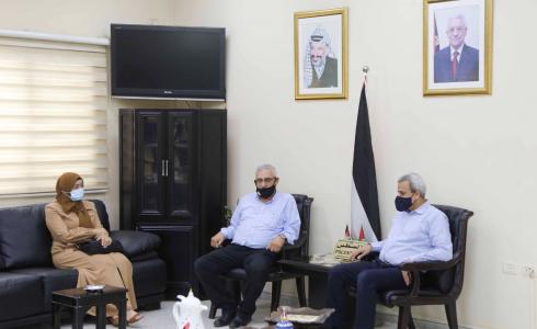 محافظ قلقيلية ووفدٍ من المركز الفلسطينية للتنمية
