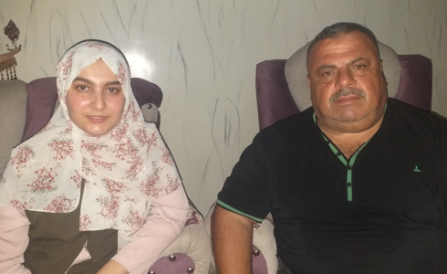 محافظ شمال غزة صالح أبو وردة خلال زيارة الطالبة شهاب