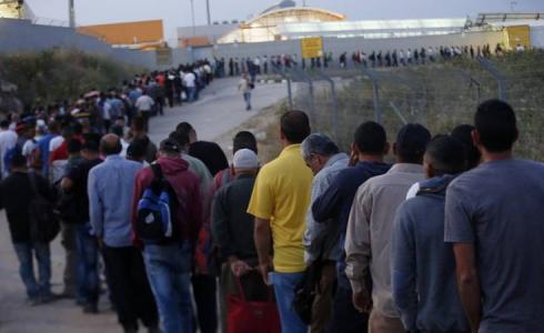 عمال فلسطينيين على أحد الحواجز الاسرائيلية
