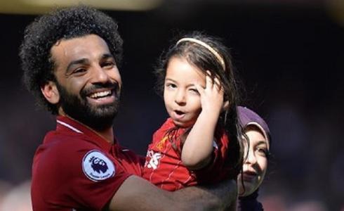 اللاعب الشهير محمد صلاح برفقة عائلته