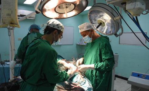 طاقم طبي بغزة يجري عملية جراحية معقدة ونادرة 