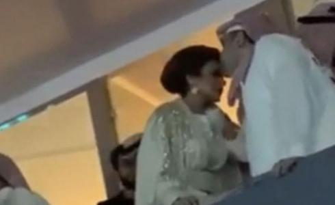 من مقطع الفيديو السعودي يقبل اصالة