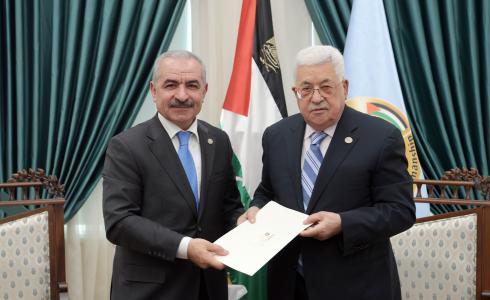  رئيس الحكومة الفلسطينية الجديدة محمد اشتية أثناء تكليفه من الرئيس محمود عباس