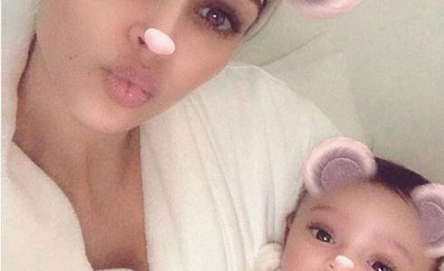 كيم كاردشيان وطفلتها من أم بديلة 