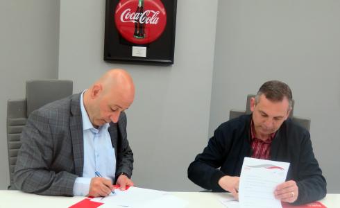 المشروبات الوطنية تقدم رعاية لفريق ناشئي دلاسال القدس