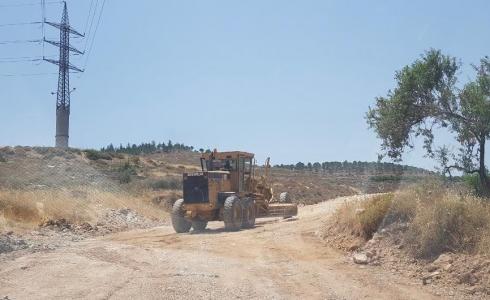 قوات الاحتلال تشرع بتوسعة طريق استيطاني غرب بيت لحم