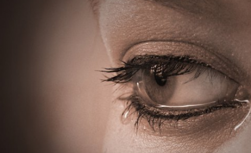 فتاة دموعها من الكريستال