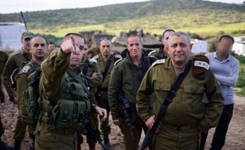 رئيس أركان الجيش الإسرائيلي غادي ايزنكوت مع ضباط جيشه -ارشيف-