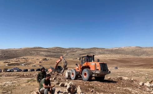 مستوطنون يستولون على اراض