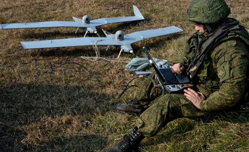 أحد أفراد الجيش الإسرائيلي رفقة طائرات مسيرة