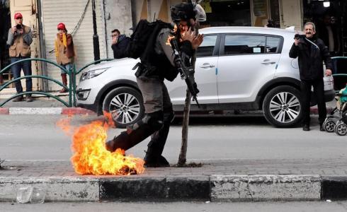 لحظة اصابة جندي بزجاجة حارقة مولوتوف خلال مواجهات مدينة الخليل