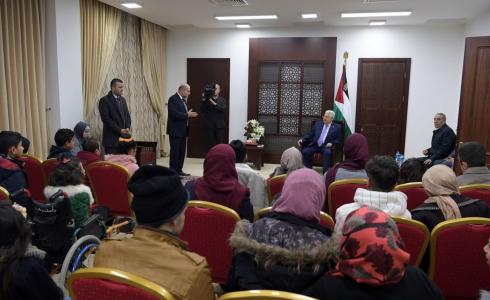 الرئيس محمود عباس أثناء استقباله أطفال مرضى من غزة