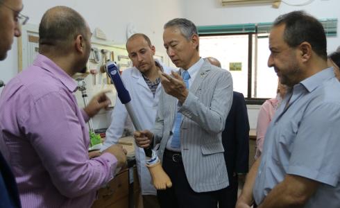 رئيس بلدية غزة يطلع السفير الياباني على آلية عمل مركز الأطراف