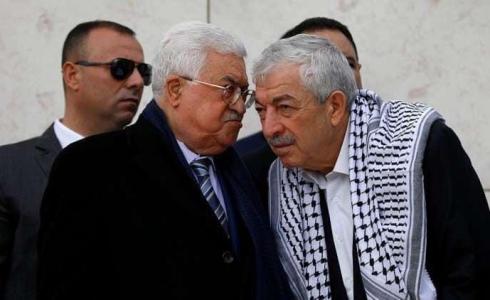 محمود العالول - نائب رئيس حركة فتح بجوار الرئيس عباس -ارشيف-