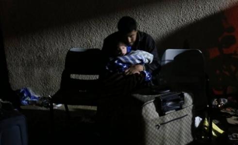 مسافر ينتظر فتح معبر رفح