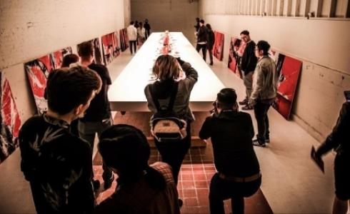  محاولتها التقاط صورة سيلفي مثالية ستؤدي إلى تدمير صف كامل