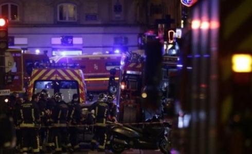 هجمات باريس التي تمت بالتفجيرات والبنادق قتل فيها 130 شخصا