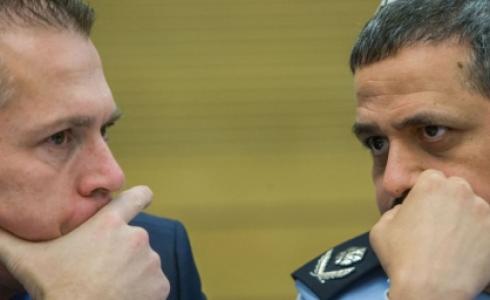 قائد الشرطة الإسرائيلية روني الشيخ ووزير الأمن الداخلي جلعاد أردان