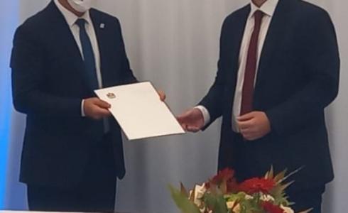 أشكنازي خلال توقيع اتفاقيات مع الوفد الاماراتي في تل ابيب