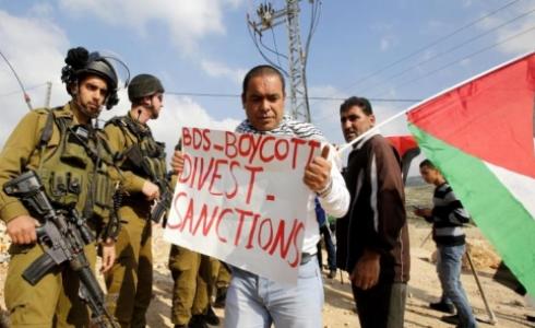 ناشط فلسطيني خلال مظاهرة بالضفة الغربية