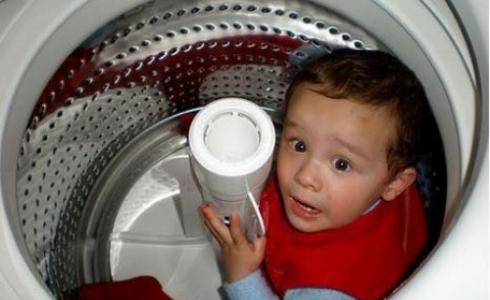 طفل داخل الغسالة !