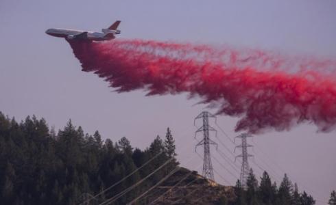 طائرة تساهم في إطفاء الحرائق بمنطقة سانتا روزا