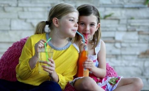خطر المشروبات الغازية على صحة الأطفال