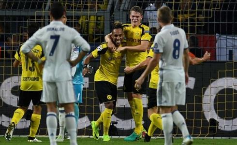 لاعبو بوروسيا دورتموند يحتفلون بأحد الأهداف