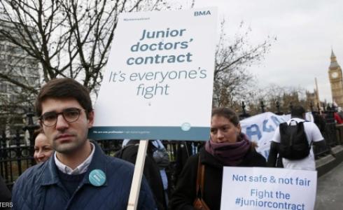 أطباء بريطانيون يعتصمون خارج مستشفى وسط العاصمة لندن الثلاثاء