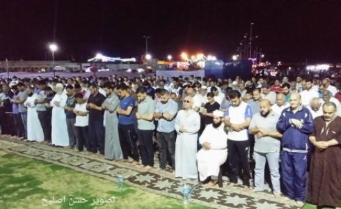 صلاة التراويح في ميناء غزة