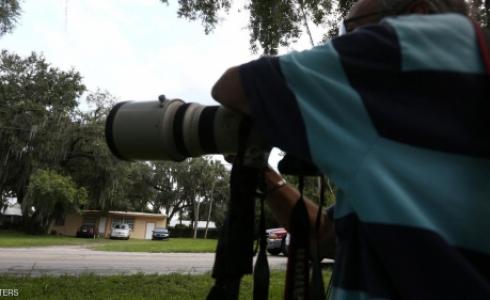 عدسات الإعلام خارج منزل زوجة عمر متين.