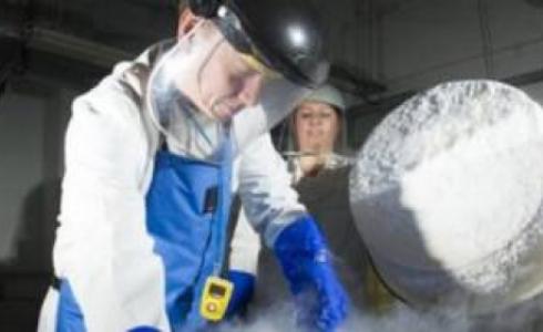 بريطانية تضع أول طفل من بويضة مجمدة 