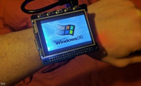 يبلغ حجم الساعة 2.4 بوصة وتعمل بنظام ويندوز 98