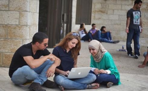 طلبة في حرم الجامعة 