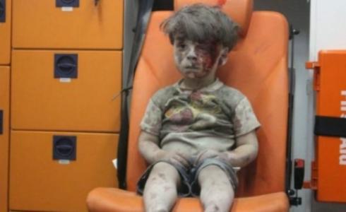 الطفل السوري عمران داقنيش ظهر في سيارة الإسعاف بوجهه المخضب بالدماء والغبار 