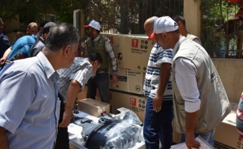 العمل الزراعي يوزع محركات قوارب على الصيادين في غزة