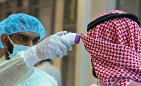 طبيب قطري يفحص درجة حرارة مواطن تخوفا من فيروس كورونا