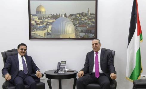 حسين الشيخ يلتقي رجل الأعمال يوسف عصفور